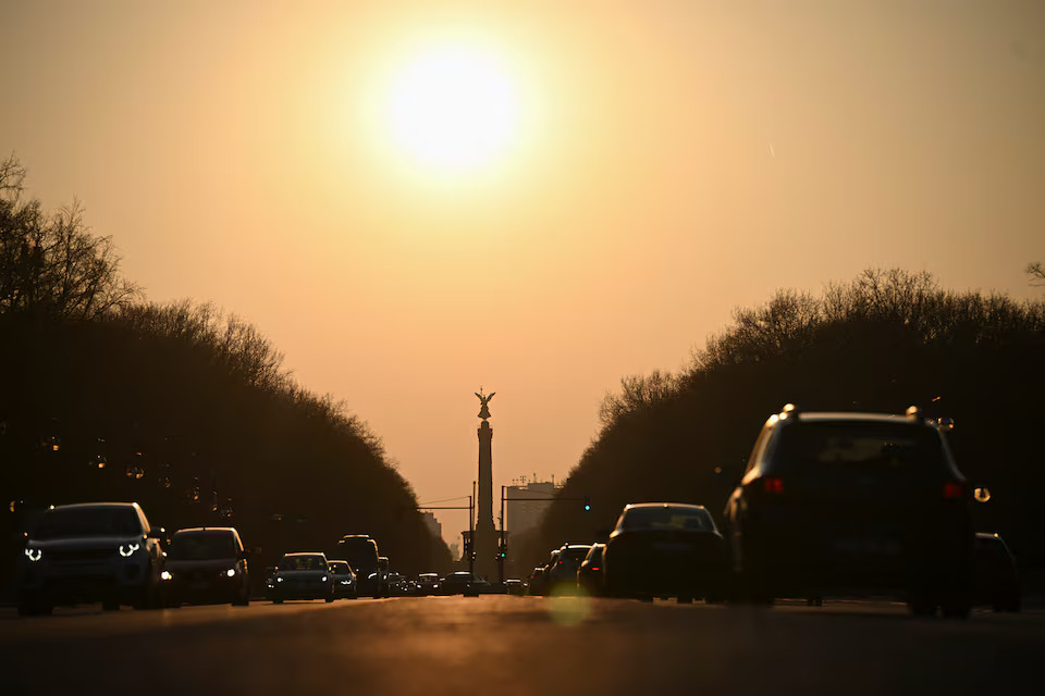 EU yields to pressure from automakers as it rethinks 2035 combustion car ban eu car